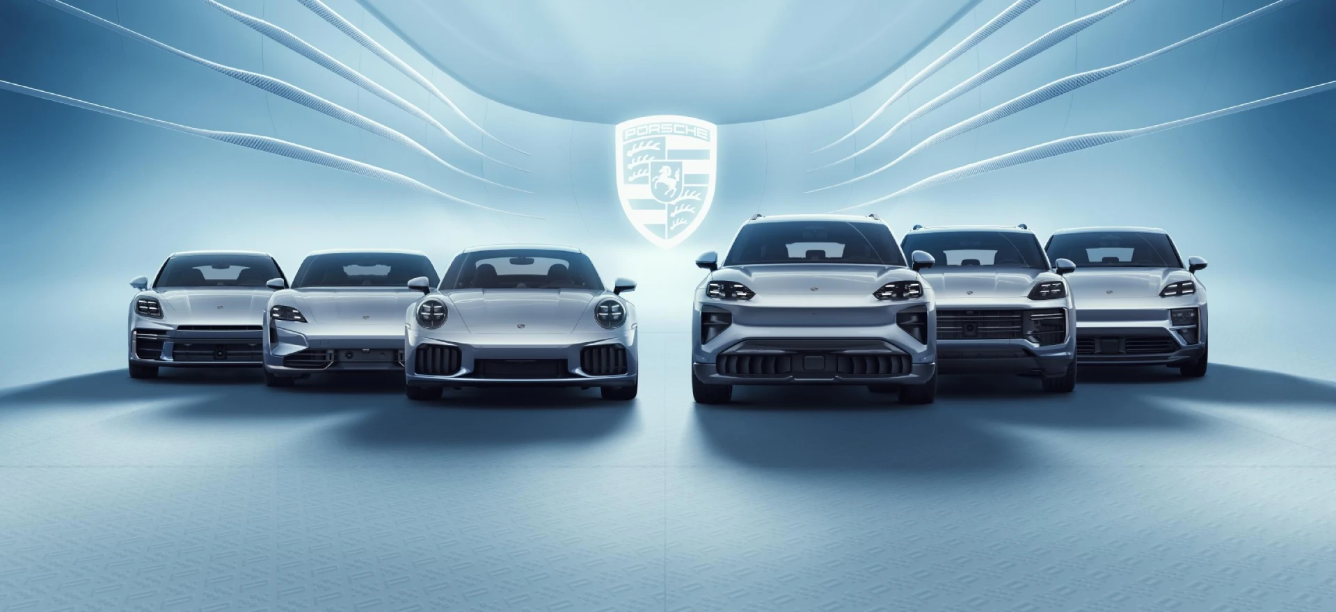 Sześć luksusowych samochodów marki Porsche zaparkowanych na nowoczesnym patio